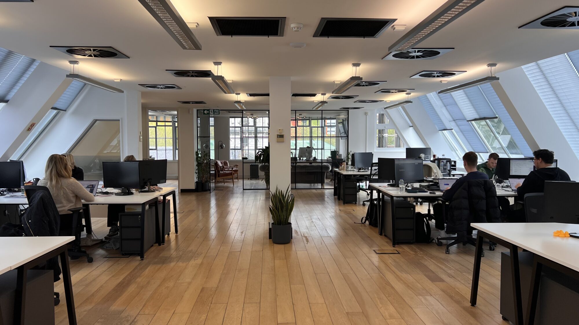 Світла робоча зала Daylight Commons
